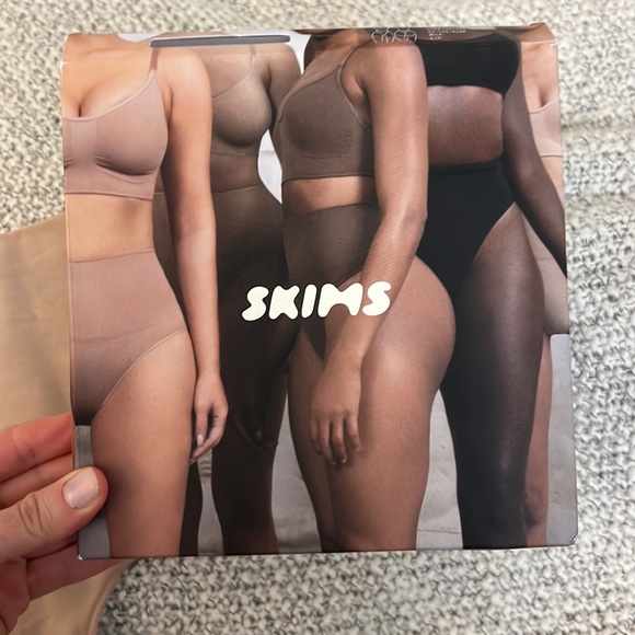 SKIMS core control thong. NEVER WORN - Picture 3 of 5